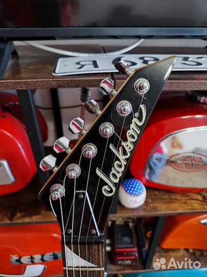 Обменяю Jackson king v + EMG USA