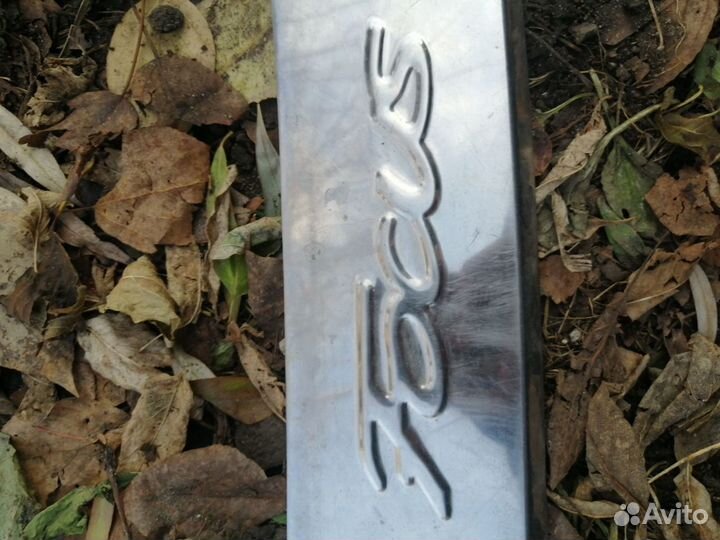 Накладка на задний бампер логотип Focus