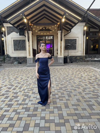 Бэк вокалист/работник караоке