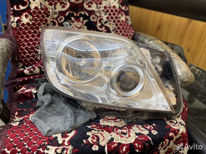 Правая фара Toyota Land Cruiser Prado