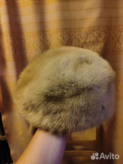 Норковая темная шапка и светлый берет