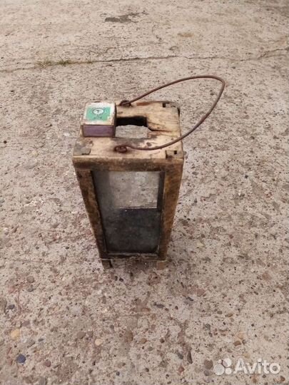 Старинный деревянный свечной фонарь