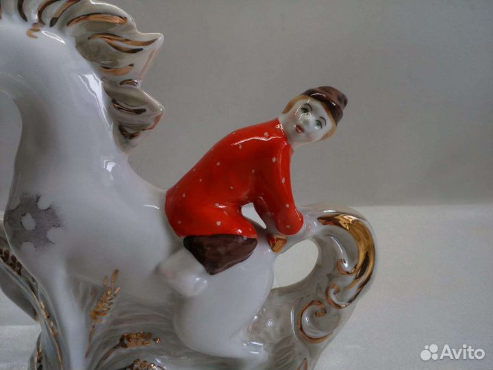 Фарфоровая статуэтка Сивка Бурка.Иванушка на коне