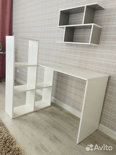 Письменный стол со стеллажом