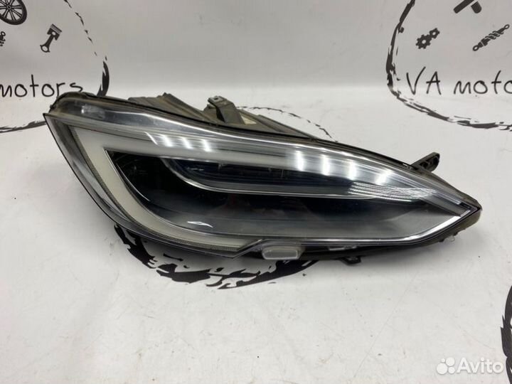 Фара Tesla S