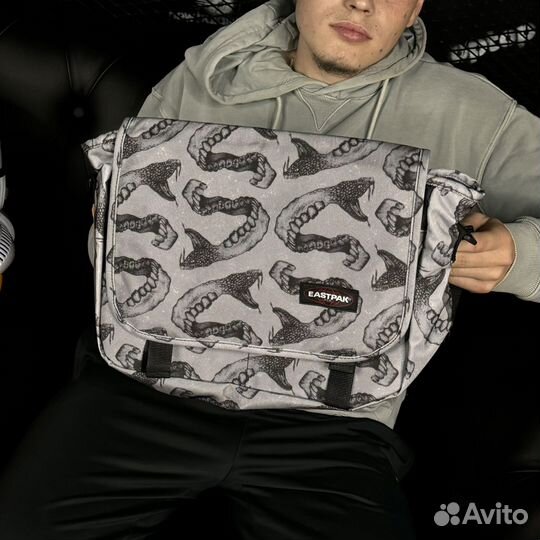 Сумка eastpak jr мессенджер на плечо с принтом