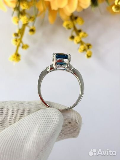 Золотое кольцо из белого золота с бриллиантами