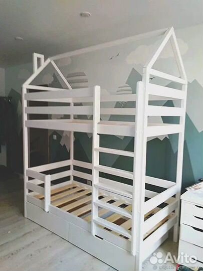 Двухъярусная кровать из массива