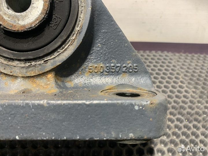 500357205 Кронштейн торсиона кабины правый