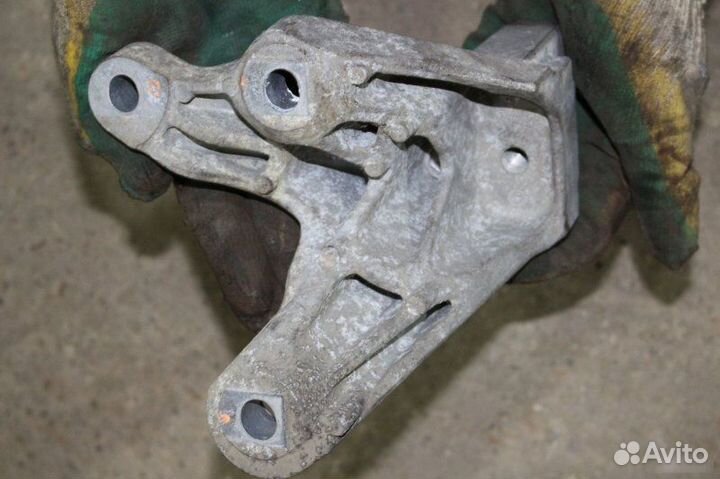 Верхний кронштейн кпп Mazda 3 BL