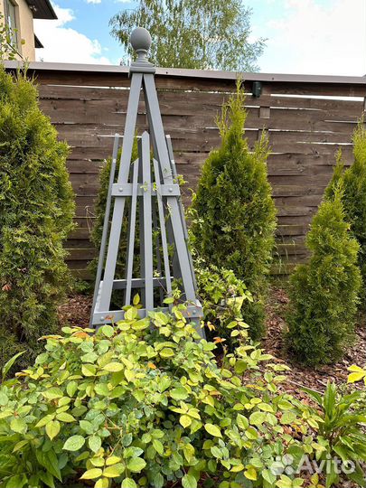 Опора для вьющихся растений в цвете