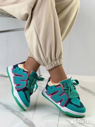 Кроссовки женские