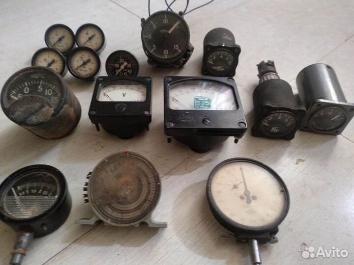 Микрометр, манометры, амперметр, и ещё какие то ме