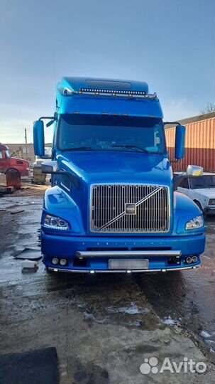 Volvo VNL - Верхний фародержатель