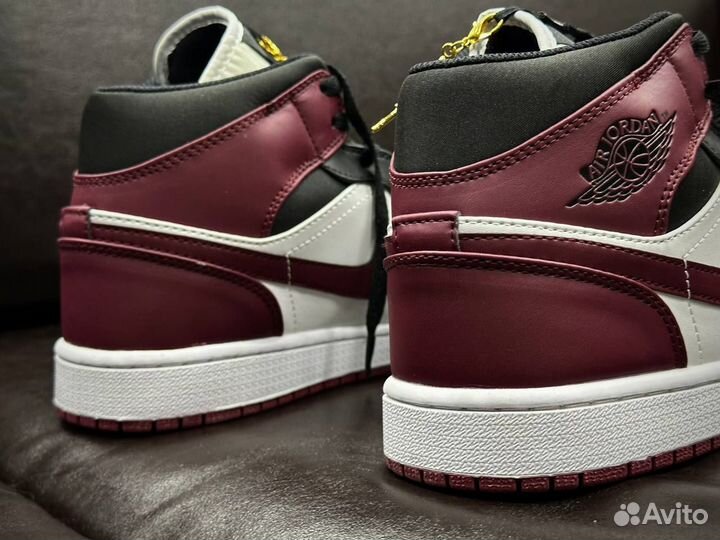 Золотые Кроссовки Nike Air Jordan 1 High Court Pur