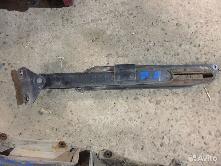 Ограничитель хода двери багажника Mitsubishi pajer