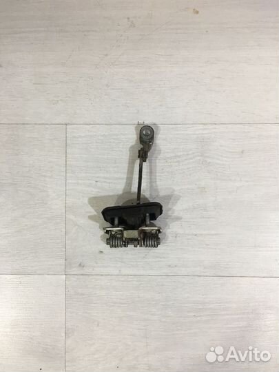 Ограничитель двери зад прав renault duster 2.0 4wd