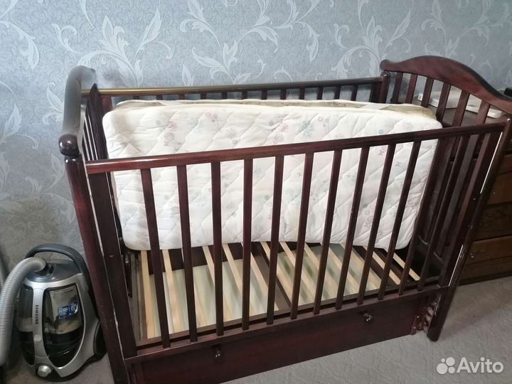 Детская кроватка с маятником и ящиком