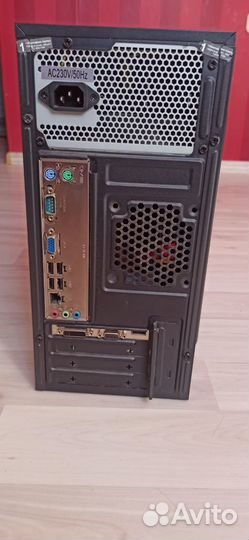 Комьютер с монитором мышкой клавиатурой и колонкой