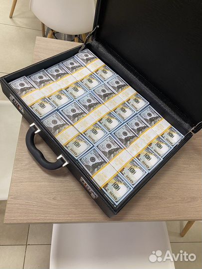 Черный дипломат с долларами, 50 пачек