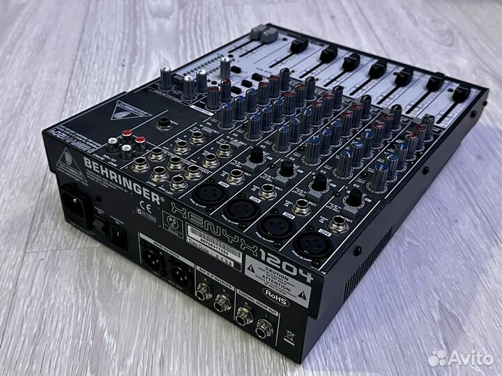 Микшерный пульт Behringer Xenyx 1204