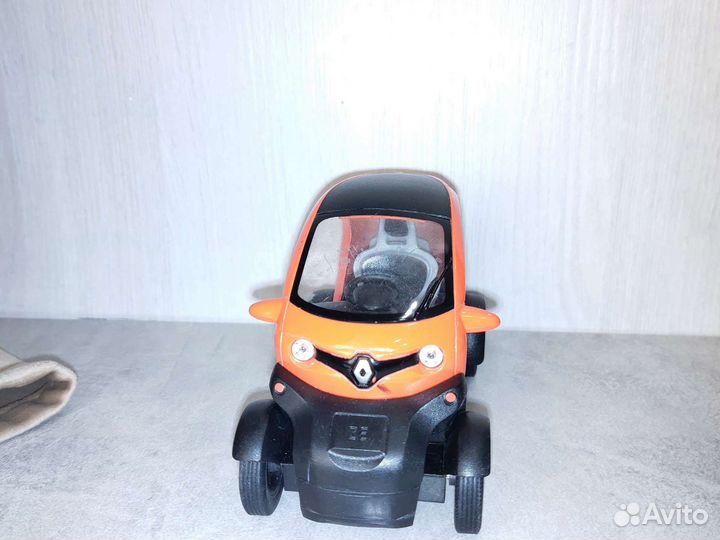 Игрушечный автомобиль