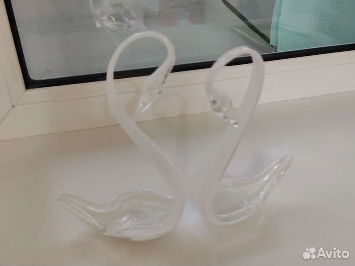 Две статуэтки лебедей