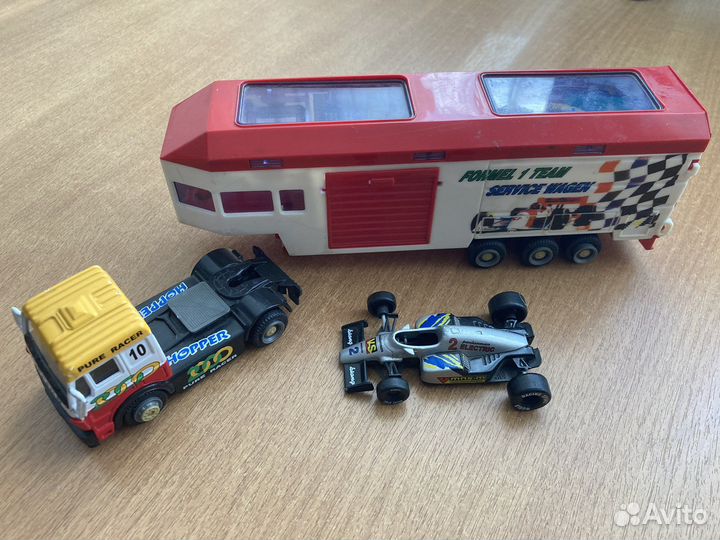 Модель тягача с прицепом для перевозки болидов F-1