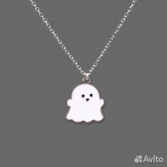 Цепочки с подвесками парные. Привидения