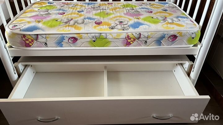Детская кроватка с маятником