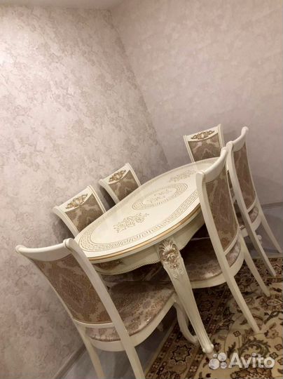 Стол и стулья