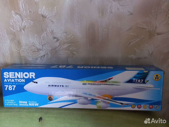 Самолет игрушка