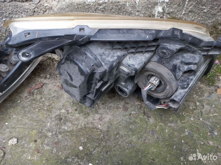 Фары Тойота авенсис 2004г