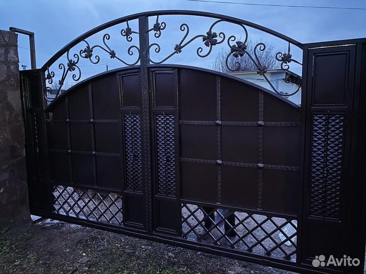Кованные распашные ворота