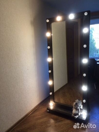 Гримерное зеркало с лампочками