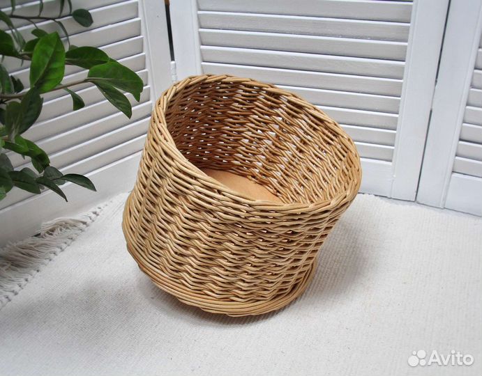 Корзина плетеная из бумажной лозы