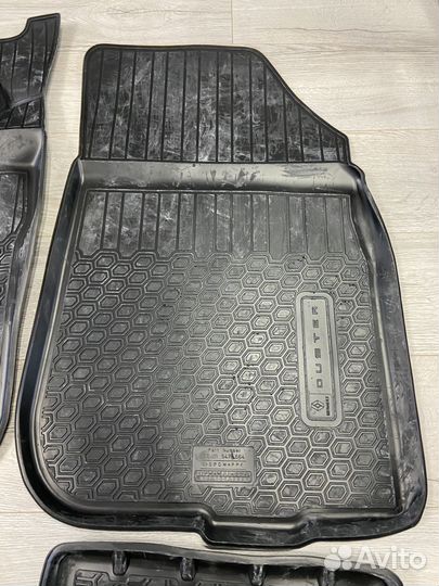 Оригинальные резиновые ковры Renault Duster 1