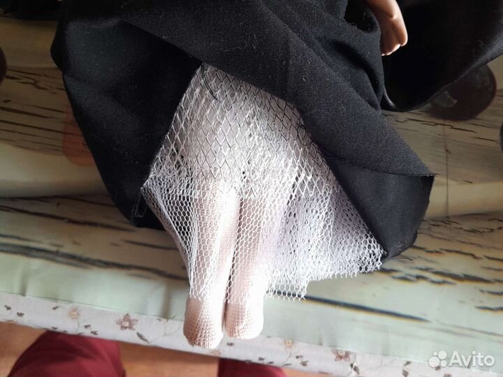 Кукла фарфоровая