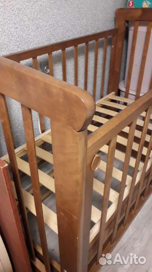 Детская кровать с маятником и матрасом