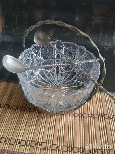 Хрустальная ваза в мельхиор корзинке+2ложки