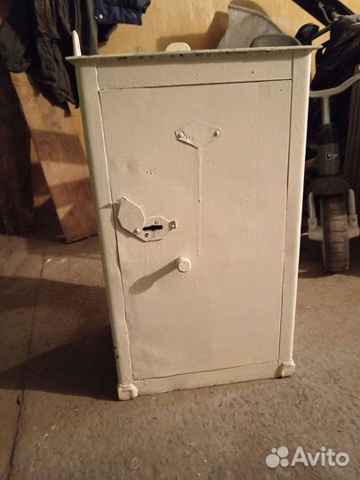 Сейф металлический