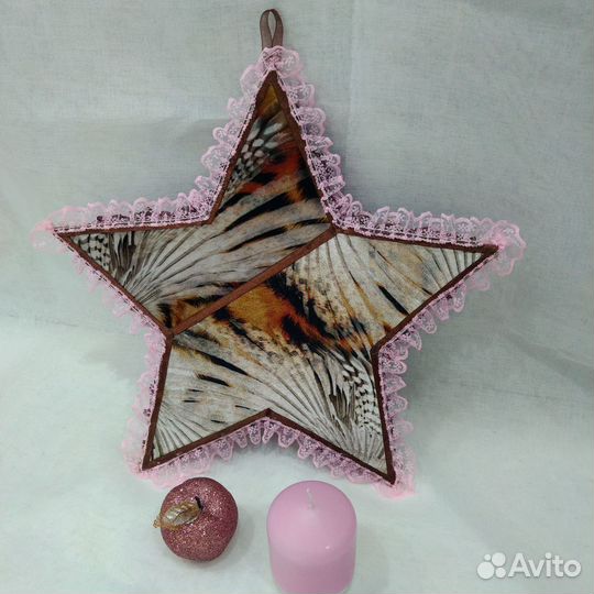 Новогодний венок из шишек в виде звезды