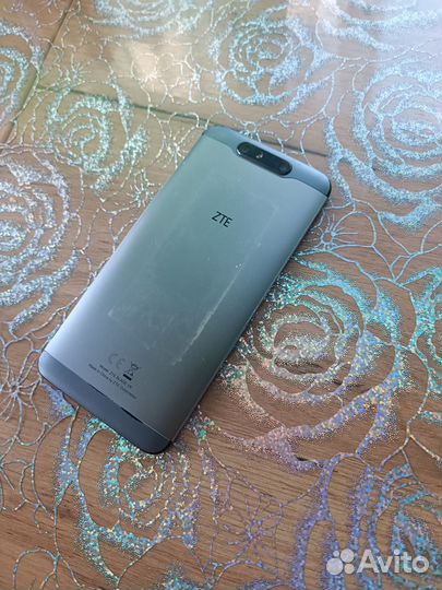 ZTE Blade V8, 3/32 ГБ