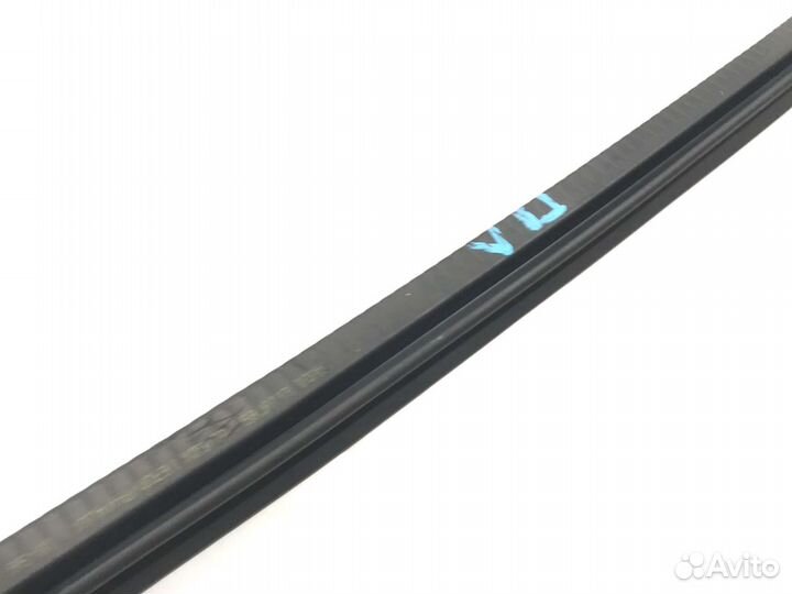 Уплотнитель передний левый Audi A8 D3