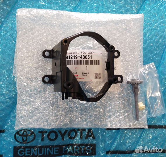Правый кронштейн птф 81219-48051 Toyota Lexus