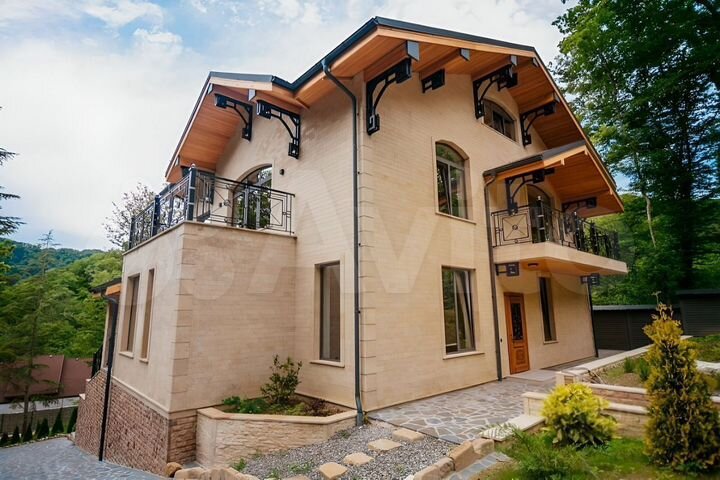 Дом 350 м² на участке 10 сот.