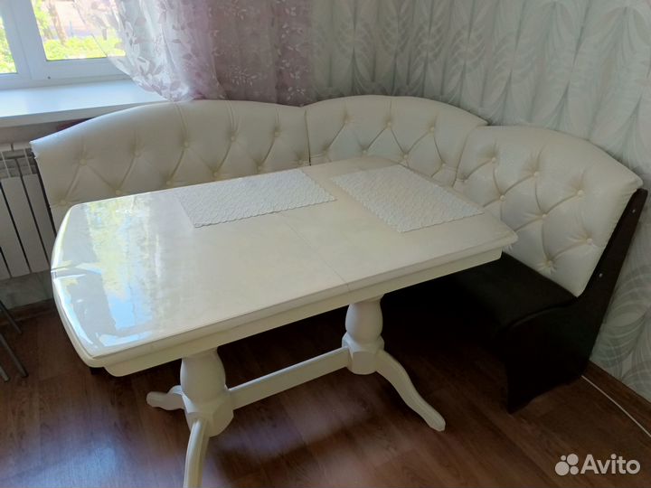 Кухонный уголок со столом