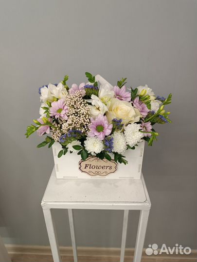 Летняя композиция цветов в ящике