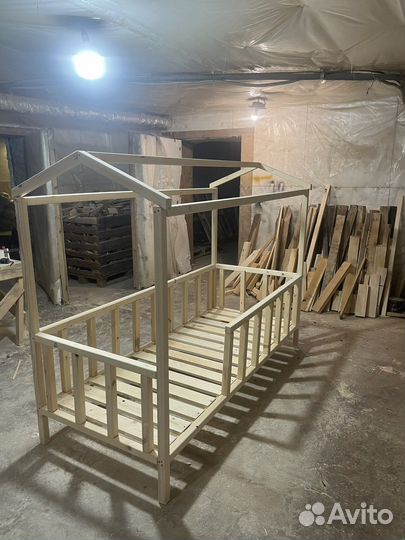 Детская кроватка домик