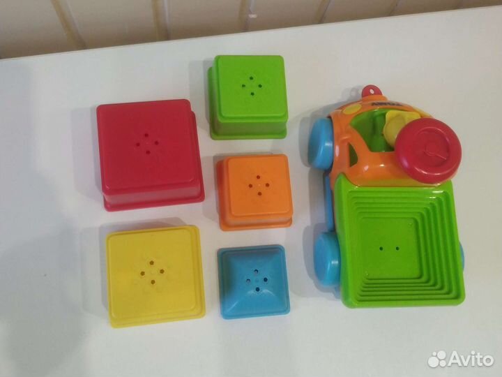 Детские игрушки Грузовичок с пирамидкой Tomy Томи